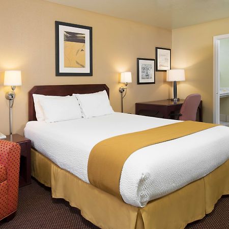 Days Inn By Wyndham Pinole Berkeley Exteriér fotografie
