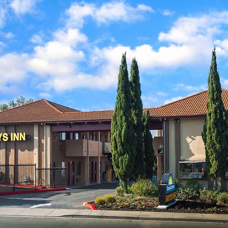 Days Inn By Wyndham Pinole Berkeley Exteriér fotografie
