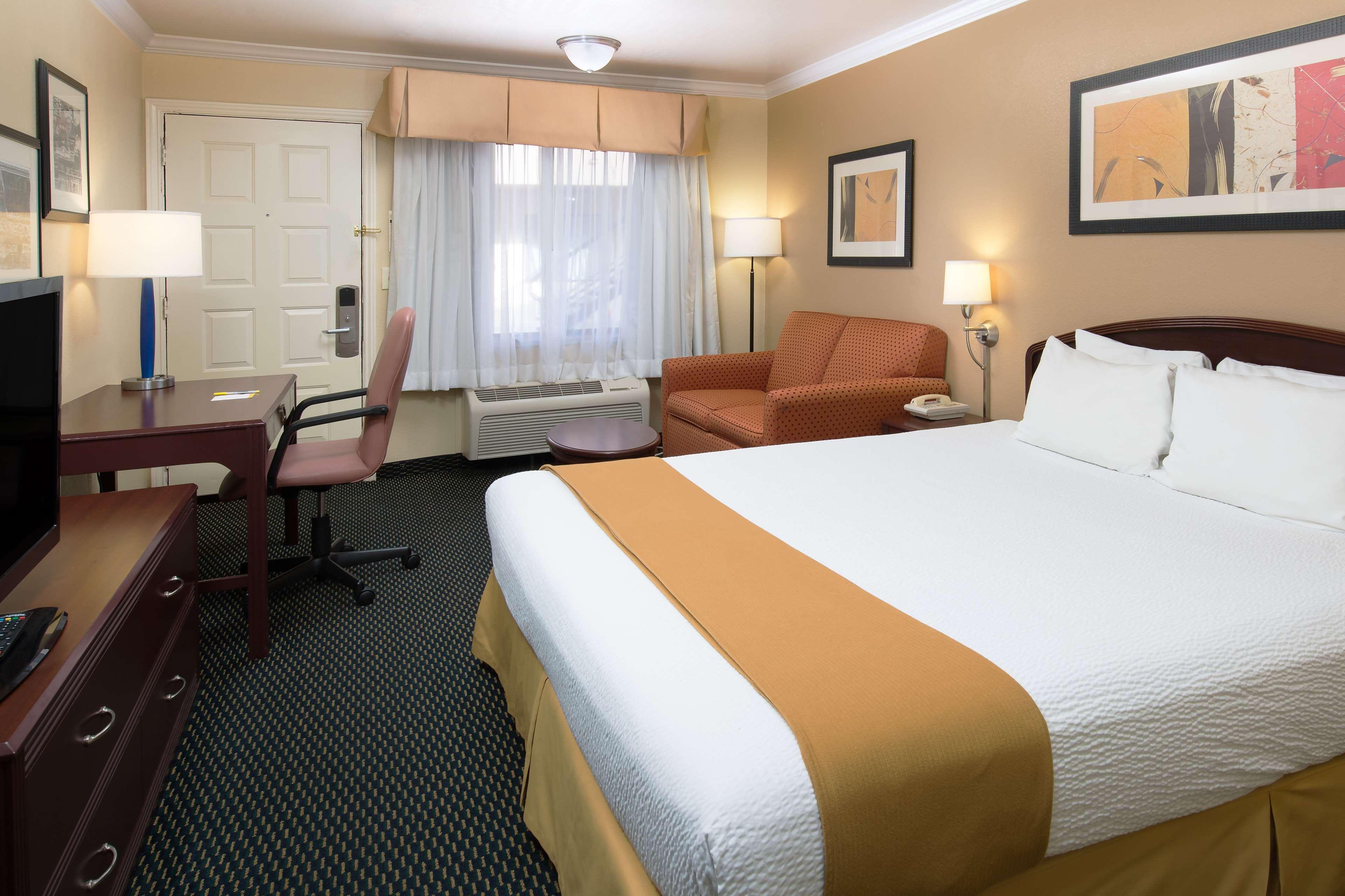 Days Inn By Wyndham Pinole Berkeley Exteriér fotografie