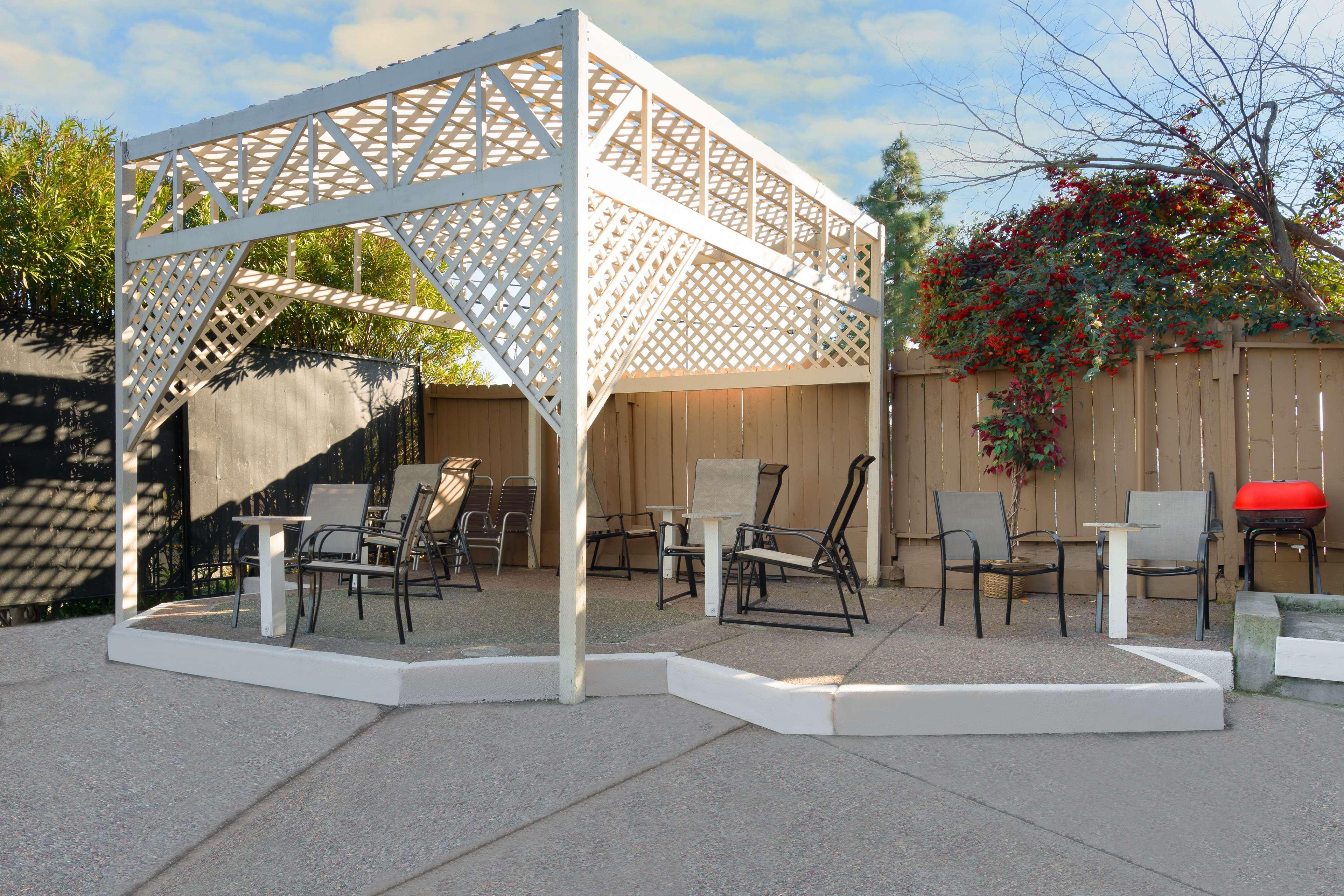 Days Inn By Wyndham Pinole Berkeley Exteriér fotografie
