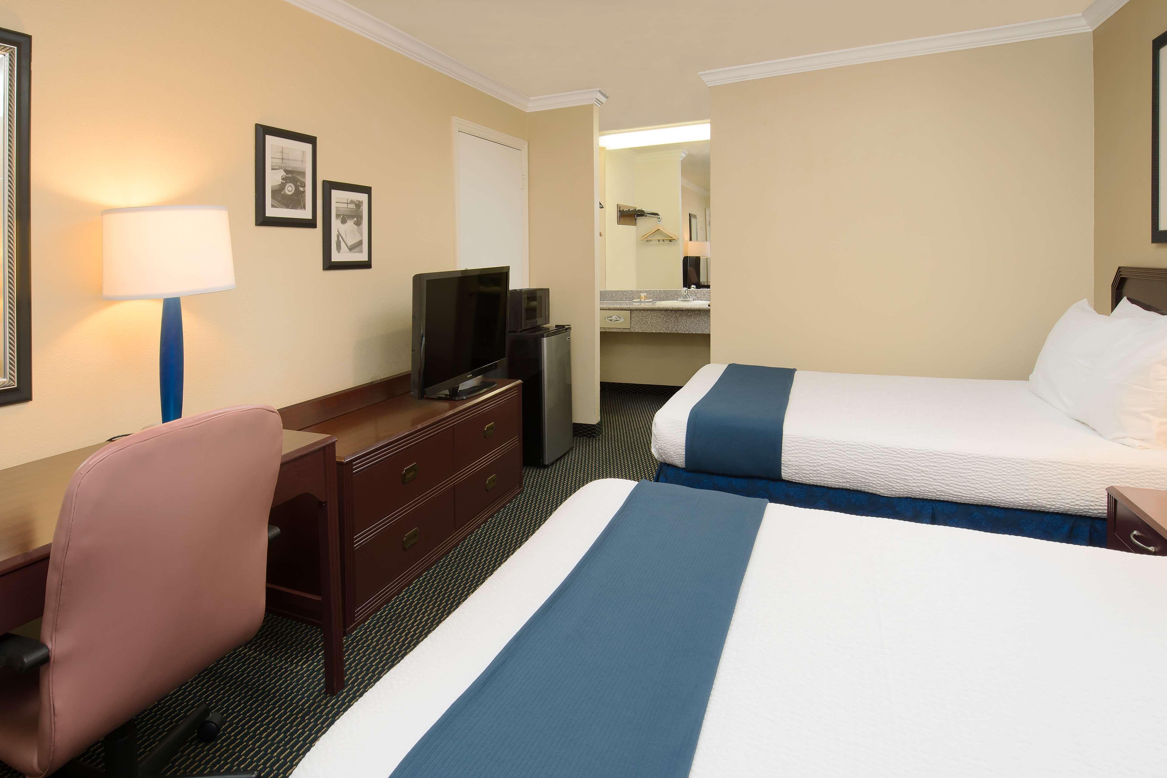 Days Inn By Wyndham Pinole Berkeley Exteriér fotografie
