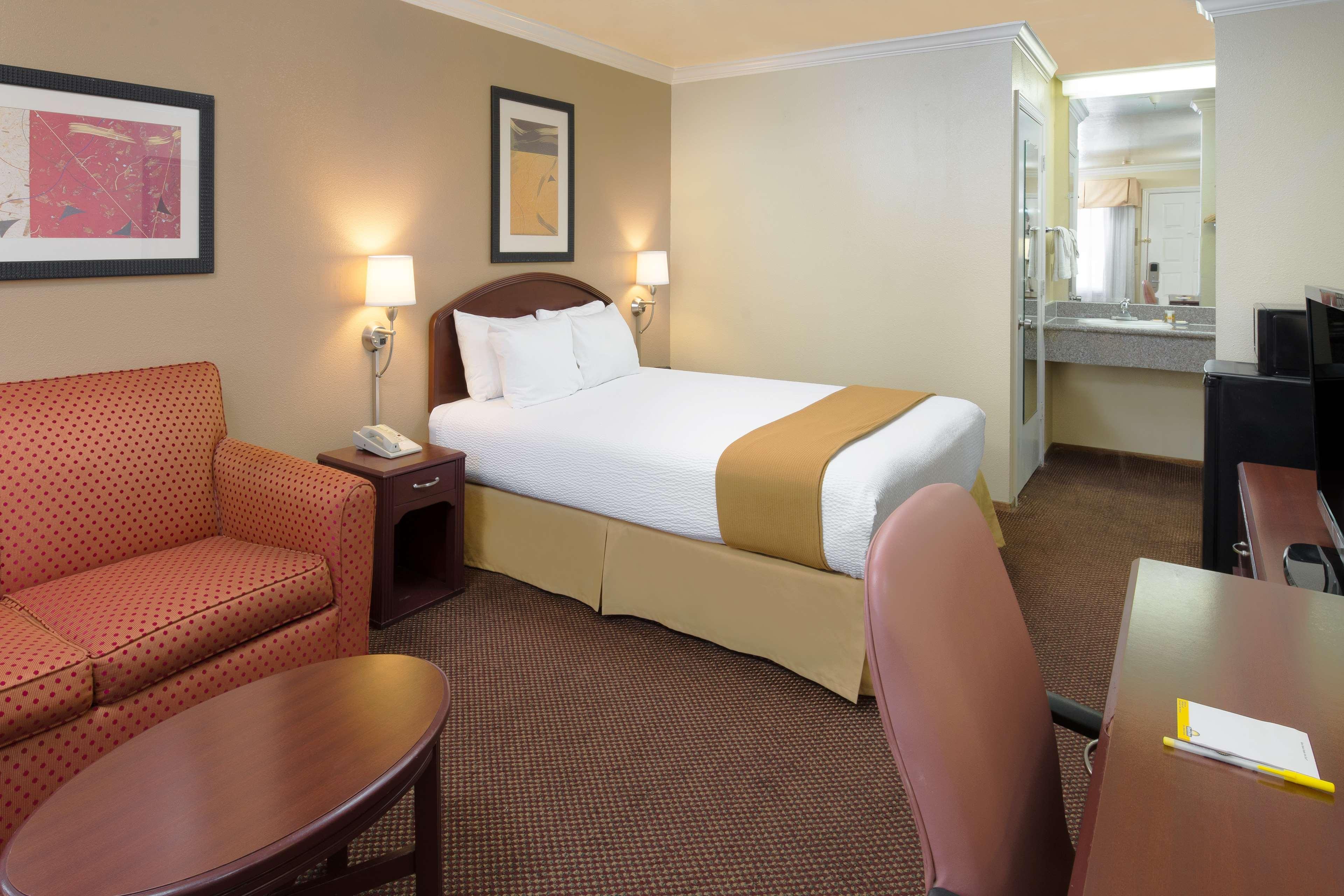 Days Inn By Wyndham Pinole Berkeley Exteriér fotografie